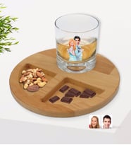 BK Gift Kişiye Özel Sevgililer Karikatürlü Viski Bardağı ve Doğal Masif Ahşap Yuvarlak Sunum Tabağı Çerezlik Hediye Seti-87