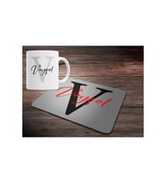 KİŞİYE ÖZEL V HARF BASKILI MOUSE PAD ve KUPA BARDAK SETİ