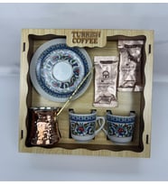 Lüks Türk Kahvesi Seti – 2 Fincanlı, Bakır Cezveli, Desenli Porselen Takım (Çok Renkli)