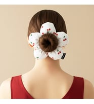 WoodyCord El Yapımı Kiraz Desenli Beyaz Çiçek Scrunchie Topuz Tokası