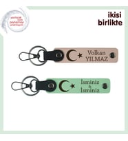 Unutulmaz Hediye Seçenekleri Arasında – Ay Yıldız Temalı Kişisel x2 Anahtarlık, Yavru Ağzı-Yeşil (Çok Renkli)