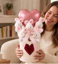 Rose Gold Kalp Balonlu Sevimli Peluş Tavşan Buketi & Kalp Logolu Şık Beyaz Hediye Kutusu, Gift Box - Sevgiliye, Arkadaşa Sürpriz Doğum Günü & Bebek Hediyesi (Beyaz-Pembe)