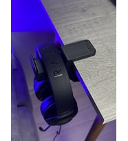 Premium Siyah Masa Kenarı Kulaklık Standı – Shadow Edition Kaydırmaz Keçeli, Ergonomik ve Güçlendirilmiş