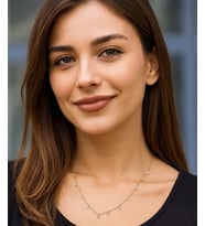 Taşlı Minimal Zincir Kolye – Işığın İzinde (Altın)