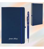 HEDİYESİBİZDEN KİŞİYE ÖZEL İSİM BASKILI LASTİKLİ TERMO DERİ  ÇİZGİLİ DEFTER-METAL TÜKENMEZ KALEM (Mavi)