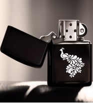 BK Gift Tavus Kuşu Tasarımlı Siyah Benzinli Metal Çakmak-1