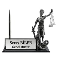 Kişiye Özel Tasarım Cam Masaüstü İsimlik - Ofis İsimlik - Masalık – Masa İsimliği – Ofis İsimliği – Yönetici İsimliği – Kişiye Özel Hediye – Themis Adalet Heykeli İsimlik