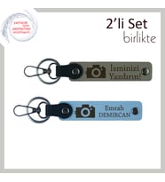 Aşkı Her Karede Taşı, Kamera Desenli Kişisel İsimli 2’li Anahtarlık Takımı, Kül Gri-Gök Mavi