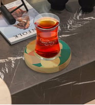 BK Gift Kişiye Özel Modern Art Tasarımlı Doğal Ahşap Tabaklı Heybeli Çay Bardağı Model 9