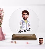 BK Gift Kişiye Özel Erkek Göz Doktoru Karikatürlü Yuvarlak Ahşap Standlı Biblo-1