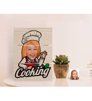 BK Gift Kişiye Özel Kadın Chef Karikatürlü Otantik Masaüstü Ahşap Palet Çerçeve-14 (Beyaz)