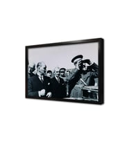 Atatürk Arazide İnceleme Yaparken Çerçeveli Cam Tablo