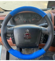 DİKİŞLİ DİREKSİYON KILIFI MAVİ / SİYAH DERİ MAVİ DİKİŞLİ PEUGEOT BOXER FOTODAKİ DİREKSİYON İÇİN