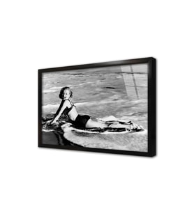 Marliyn Monroe Yüzerken Çekilmiş Çerçeveli Cam Tablo