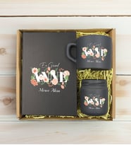BK Gift Kişiye Özel İsimli DTF Anne Temalı Antrasit Defter & Kahve Fincanı & Mum Hediye Seti-4, Anneye Hediye, Anneler Günü Hediyesi
