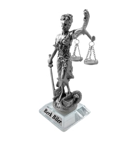Kişiye Özel Tasarım Kristal Cam Kaideli Adalet Heykeli, Kaideli Adalet Heykel, Cam Kaideli Adalet Biblo, Cam Adalet Biblosu, Kristal Themis Heykeli, Masa Heykeli, Kaideli Themis Biblo, Ofis Biblo, Hediye Heykel, Ofis Hediyesi