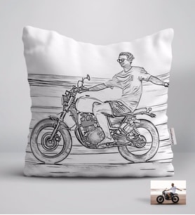 BK Gift Kişiye Özel Tam Boy Karakalem Motosikletli Adam Karikatürlü Beyaz Yastık-1