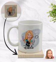 BK Gift Kişiye Özel Kadın Kuaför Karikatürlü Beyaz Kupa Bardak ve Ahşap Bardak Altlığı Hediye Seti - Model 1