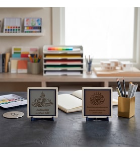 Manevi Huzuru Masanıza Taşıyan İkili Set: Deri Detaylı Tevekkül Ayeti ve Türkçe Çevirili Bismillâhirrahmânirrahîm 10x10 cm, Açık Kahve - Kül Gri