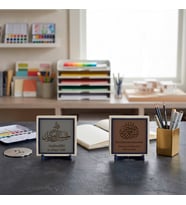 Manevi Huzuru Masanıza Taşıyan İkili Set: Deri Detaylı Tevekkül Ayeti ve Türkçe Çevirili Bismillâhirrahmânirrahîm 10x10 cm, Açık Kahve - Kül Gri