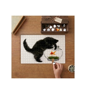 Akvaryumdaki Balığı Tutmaya Çalışan Yavru Kedi Tasarımı 240 parça Ahşap Puzzle Ahşap Kutuda MP04815