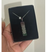 Çelik siyah plaka ayetel kürsi kolye arkasına isim yazılır (HEDİYE ÖZEL GÜN HEDİYE ANLAMLI HEDİYE MANEVİ HEDİYE)