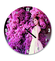 Cakatablo Audrey Hepburn Kırmızı Çiçekler Önünde Yakın Çekim Duvar Saati