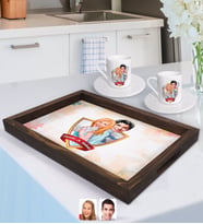 BK Gift Kişiye Özel İsimli Sevgililer Karikatürlü Doğal Ahşap Tepsi ve 2’li Kahve Fincan Seti-87