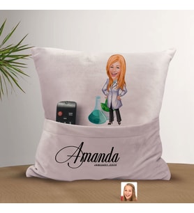 BK Gift Kişiye Özel Eczacı Karikatür Tasarımlı Organizer Kumanda ve Atıştırmalık Cepli Pembe Kırlent Yastık-1 Arkadaşa Hediye, Cepli Yastık
