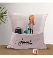 BK Gift Kişiye Özel Eczacı Karikatür Tasarımlı Organizer Kumanda ve Atıştırmalık Cepli Pembe Kırlent Yastık-1 Arkadaşa Hediye, Cepli Yastık