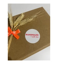 Handmade With Love Kalpli Kırmızı Yazılı Yuvarlak Yapışkanlı Etiket 5x5 cm 100 adet