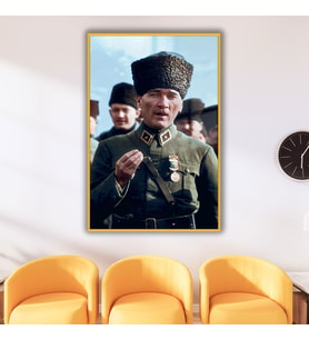 Metal Çerçeveli Temperli Cam Tablo Yeşil Üniformalı Atatürk (Gold)