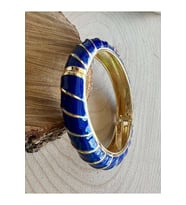 GOLD RENK LACİVERT ÇİZGİ DESENLİ VİP KELEPÇE 18 CM ACR6634