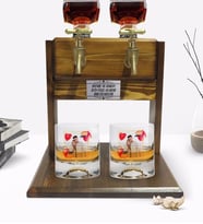 BK Gift Kişiye Özel Renkli Baskılı İsimli Fotoğraflı İkili Viski Bardağı ve Çift Musluklu Doğal Ahşap Viski Standı-28 (Model 1)