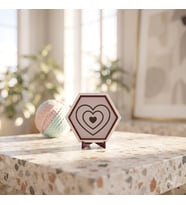 Sevgi Dolu Tasarımıyla Dikkat Çeken Masaüstü Süsü Çalışma Masanızda Modern ve Şık Bir Görünüm Sunan Dekor Obje 10x10 cm, Yavru Ağzı