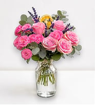 Çizgili Cam Vazoda 5 Pembe Gül ve Çardak Güller