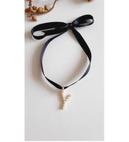 Y HARF TARZ İNCİLİ KURDELA CHOKER KOLYE