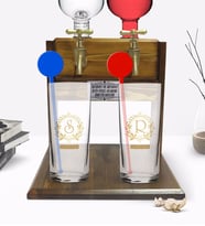 BK Gift Kişiye Özel Renkli Baskılı İsimli İkili Vodka Bardağı ve Çift Musluklu Doğal Ahşap Vodka Standı-16 (Model 1)