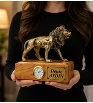 Kişiye Özel İsimli Aslan Heykeli – Saatli Ahşap Kaideli Prestijli Hediye