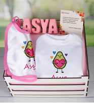 eJOYA Ahşap Sandıkta Kişiye Özel Zıbın Önlük Ve Taş İsimlik Bebek Hediye Seti 109445 (Pembe)