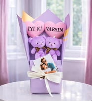 Kişiye Özel Fotoğraflı İyi ki Varsın Tasarımlı Mor Ayıcık Buketi