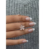 925 Ayar Gümüş Rose Zirkon Taşlı Nergis Çiçeği Kolye