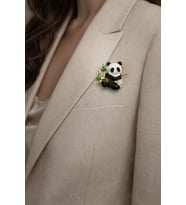 Panda Figürlü Taş Detaylı Metal Broş – Mine İşlemeli Gold Tasarım