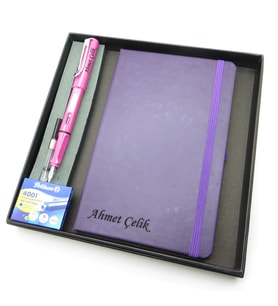 Signator® Codex  N320 Kişiye Özel Defterli Set - İsme Özel Pembe Dolma Kalem + İsme Özel Mor Defter + Yedek Kartuş İsme Özel Kutusunda Hediyelik Set (Karışık)