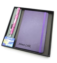Signator® Codex  N320 Kişiye Özel Defterli Set - İsme Özel Pembe Dolma Kalem + İsme Özel Mor Defter + Yedek Kartuş İsme Özel Kutusunda Hediyelik Set (Karışık)