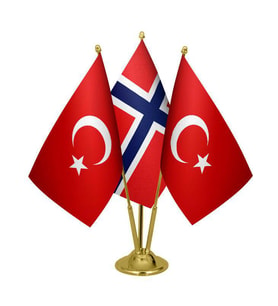 Masa Üstü Norveç Bayrağı Türk Bayrağı Üçlü Pirinç Direk Masa Bayrak Seti