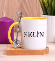 Kişiye Özel Çiçek Harf Tasarım İsim Yazılı Ahşap Altlıklı Sarı Kupa Bardak
