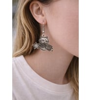 Yıldızlı Sevimli Kedi Figürlü İnce Form Metal Sallantılı Küpe