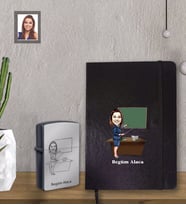 Kişiye Özel Yılbaşı Erkek Karikatürlü Siyah Defter Çakmak Hediye Seti Bayan-18 (Model 1)