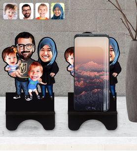 BK Gift Kişiye Özel Tesettürlü Aile Karikatürlü Ahşap Biblo Telefon Standı-3